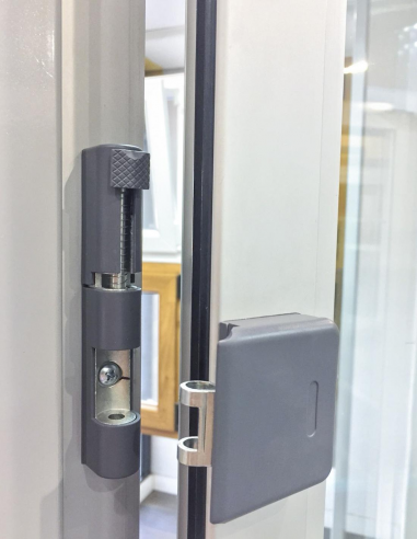 Vista del Pasador de Alta Seguridad Atlas Gris 7016 - Instalado Abierto